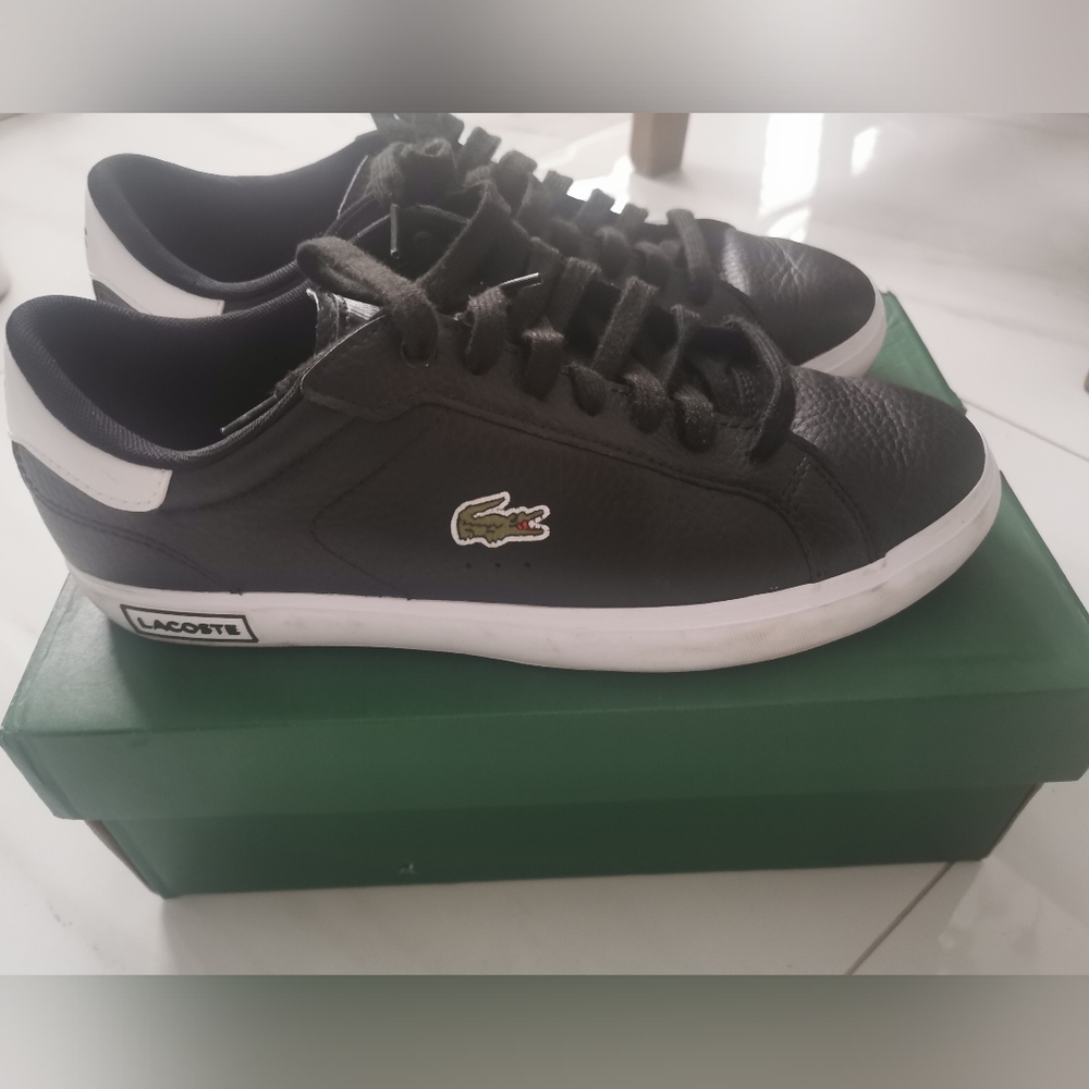 Lacoste Mens Powercourt. Size 9 Leather. Black/White
